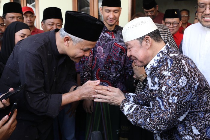 Ganjar Sowan ke Pimpinan Ponpes Buntet di Cirebon
