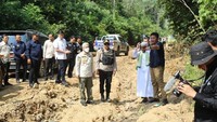 Gubernur Herman Nderu dan Bupati OKI Iskandar serta rombongan mengecek lokasi, mulai Kayuagung, Pedamaran Timur, Sungai Menang hingga Cengal. Jalan ini sempat viral karena diunggah ke media sosial. (Foto: Istimewa)
