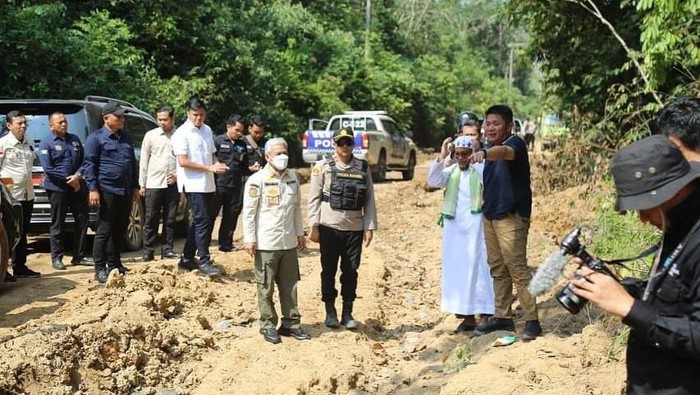 Gubernur Sumsel Herman Deru meninjau jalan rusak di Cengal OKI Gubernur Sumsel Herman Deru meninjau jalan rusak di Cengal OKI