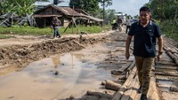 Gubernur Sumatera Selatan Herman Deru langsung meninjau jalan rusak tersebut untuk melakukan inspeksi.