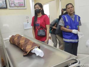 Isak Tangis Ibu Balita yang Tewas Dibunuh Pengasuhnya di Sidoarjo