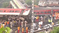 Tabrakan itu terjadi sekitar pukul 19.00 waktu setempat, Jumat (2/6), ketika Howrah Superfast Express, yang beroperasi dari Bangalore ke Howrah, Benggala Barat, tergelincir dan tabrakan dengan Coromandel Express, yang beroperasi dari Kolkata ke Chennai, kata pejabat kereta api.