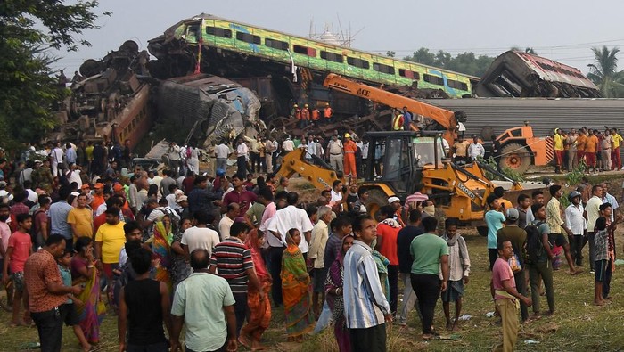 Rescue workers work atop mangled train carriages, following a deadly collision of two trains, in Balasore, India June 3, 2023, in this still image obtained from a video. ANI/Reuters TV via REUTERS THIS IMAGE HAS BEEN SUPPLIED BY A THIRD PARTY. NO RESALES. NO ARCHIVES INDIA OUT. NO COMMERCIAL OR EDITORIAL SALES IN INDIA