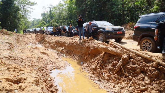 Jalan Rusak di OKI Sumsel Rombongan gubernur melintas di jalan rusak OKI, Jumat (2/6/2023)