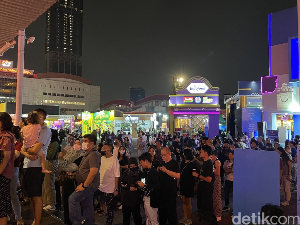 Suasana di depan hall tempat Joey Alexander tampil di Java Jazz Festival 2023. Antrean tampak mengular buat menyaksikan pianis muda kenamaan Indonesia yang kerap manggung di luar negeri itu.