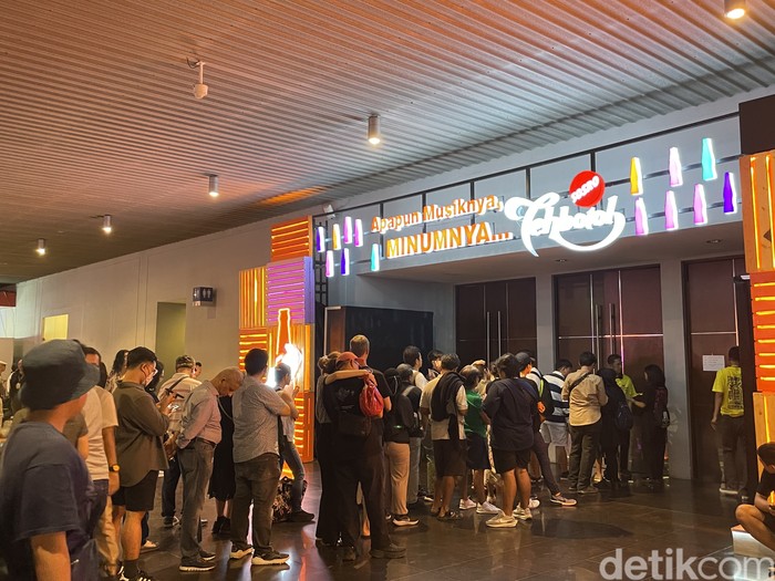 Suasana di depan hall tempat Joey Alexander tampil di Java Jazz Festival 2023. Antrean tampak mengular buat menyaksikan pianis muda kenamaan Indonesia yang kerap manggung di luar negeri itu.