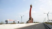 Jembatan Kretek II didesain dengan memuat filosofi Among Tani Dagang Layar yang diwujudkan dalam ornamen tugu berbentuk luku/bajak, menunjukan budaya agraris masyarakat Yogyakarta dengan filosofi “Laku Urip Kang Utama” atau “Selama hidup kita melakukan perbuatan baik”. Ada pula ornamen burung kuntul pada railing jembatan, terinspirasi dari burung yang berjasa membantu petani dalam membasmi hama di sawah.Foto: Dok. PT Hutama Karya (Persero)