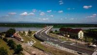 Jokowi menyampaikan Jembatan Kretek II ini dapat meningkatkan kecepatan ekonomi daerah, pemerataan pembangunan. Memiliki empat jalur dengan biaya 364 miliar, jembatan ini menjadi bagian dari jalur lintas selatan di mana di Provinsi Bantul sudah selesai 100%, di provinsi Jawa Barat sudah 100%, dan di Provinsi Jawa tengah sudah hampir 100%.Foto: Dok. PT Hutama Karya (Persero)