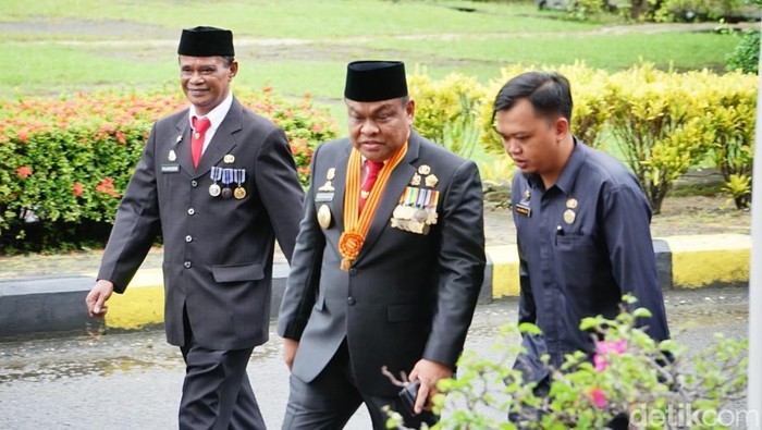 Kadisdik Bone Andi Fajaruddin mendampingi Bupati Bone Andi Fahsar Mahdin Padjalangi saat meresmikan Kantor Dinas Pendidikan Bone beberapa waktu lalu.