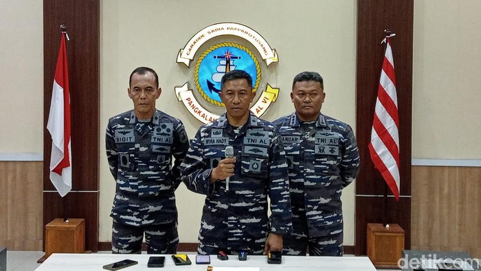 Kadispenal Laksamana Pertama TNI I Made Wira Hady Arsanta dalam konferensi pers di Mako Lantamal VI, Jalan Yos Sudarso, Makassar, Sabtu (3/6). (Andis/detikSulsel)