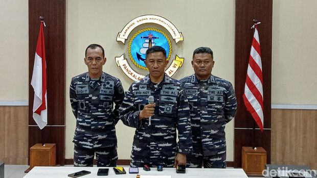 Kadispenal Laksamana Pertama TNI I Made Wira Hady Arsanta dalam konferensi pers di Mako Lantamal VI, Jalan Yos Sudarso, Makassar, Sabtu (3/6). (Andis/detikSulsel)