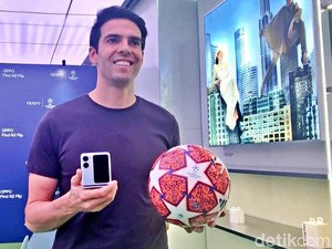 Kaka Ajak Selfie Ofans dan Milanisti Pakai Find N2 Flip