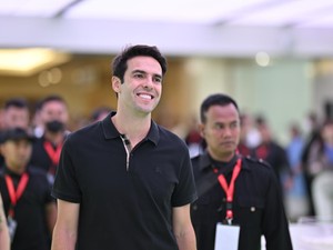 Kasih Bola Bertandatangan, Kaka Bikin Fans Nangis di Acara Meet & Greet OPPO