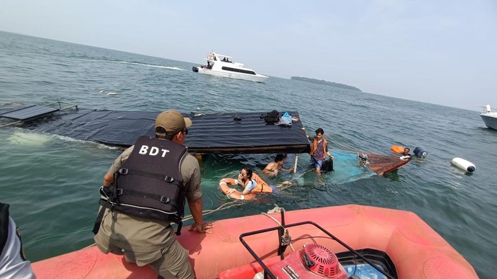 Kapal berpenumpang 55 orang plus ABK tenggelam di perairan Kepulauan Seribu.