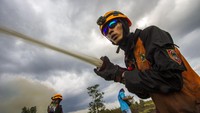 Petugas terus berjibaku memadamkan api yang kian meluas.