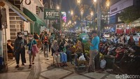 Pedestrian yang nyaman menjadi daya tarik wisatawan mengunjungi kawasan Kayutangan Heritage, Kota Malang. Foto: Muhammad Aminudin