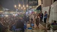 Para pengunjung yang umumnya wisatawan menyerbu kawasan Kayutangan Heritage untuk menghabiskan malam minggu saat long weekend. Foto: Muhammad Aminudin