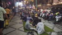 Para pengunjung Kayutangan Heritage yang didominasi muda-mudi ini juga ada yang nongkrong santai di lesehan. Foto: Muhammad Aminudin