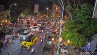 Kepadatan kendaraan mengular di Kayutangan Heritage, Jalan Basuki Rahmat, Kota Malang. Foto: Muhammad Aminudin
