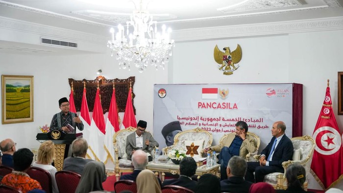 Kedutaan Besar Republik Indonesia untuk Tunisia menggelar acara peluncuran buku Pidato Bung Karno 1 Juni 1945 dalam bahasa Arab di Wisma Dubes RI untuk Tunisia. Hadir sebagai narasumber salah satunya Dubes RI untuk untuk Tunisia Zuhairi Misrawi.