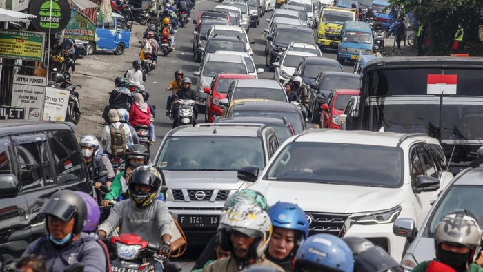 Foto udara kepadatan kendaraan di jalur wisata Puncak, Megamendung, Kabupaten Bogor, Jawa Barat, Sabtu (3/6/2023). Pada hari ketiga libur cuti bersama Hari Raya Waisak, kawasan wisata Puncak dipadati kendaraan wisatawan sehingga Satlantas Polres Bogor menerapkanarus lalu lintas sistem satu arah (one way) dari arah Jakarta menuju Puncak untuk mengurai kemacetan kendaraan. ANTARA FOTO/Yulius Satria Wijaya/nym.
