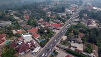 Foto drone memperlihatkan antrean kendaraan yang mengular panjang.