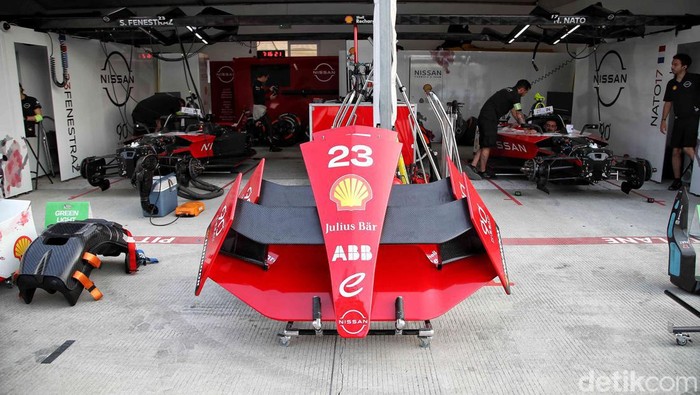 Kesibukan mulai terlihat dari paddock atau pitlane dari 11 tim balap di Jakarta International Eprix Circuit, Ancol, Jakarta Utara.