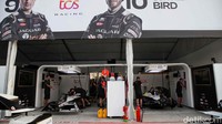 Sebelumnya, saat ditemui awak media, Direktur Bisnis PT JakPro selaku promotor perlombaan, Adi Adnyana menegaskan, permintaan tiket Formula E Jakarta meningkat drastis menjelang hari H. Jika pada kemarin lusa baru 70 persen yang terjual, kini sudah habis. Saat kami telusuri dari laman Jakarta e-Prix, seluruh kategori tribun memang sudah penuh. Hal tersebut ditandai dengan keterangan sold out di masing-masing kategori. Bahkan, tiket VIP untuk Royal dan Deluxe Suite sudah habis semua. Padahal, harga tertingginya tembus Rp 20 juta.