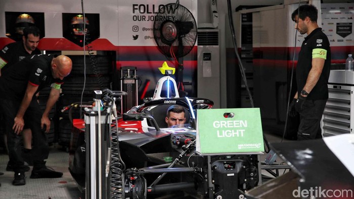 Kesibukan mulai terlihat dari paddock atau pitlane dari 11 tim balap di Jakarta International Eprix Circuit, Ancol, Jakarta Utara.