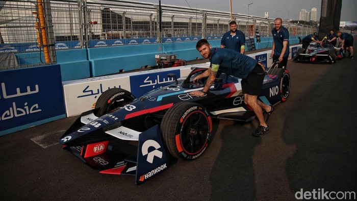 Kesibukan Paddock Formula E Sebelum Balapan Kesibukan mulai terlihat dari paddock atau pitlane dari 11 tim balap di Jakarta International Eprix Circuit, Ancol, Jakarta Utara.