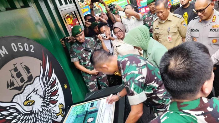 Kodim Jakarta Utara meraih penghargaan dari MURI setelah menjadi yang pembuat pertama (pioner) museum dari peti kemas (kontainer) berdimensi 20 kaki. (dok TNI AD)