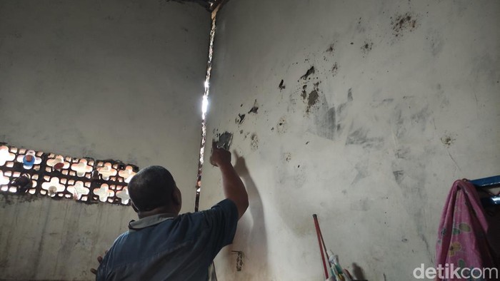Kondisi rumah warga di Sidoarjo yang retak-retak karen terdampak tanggul lumpur