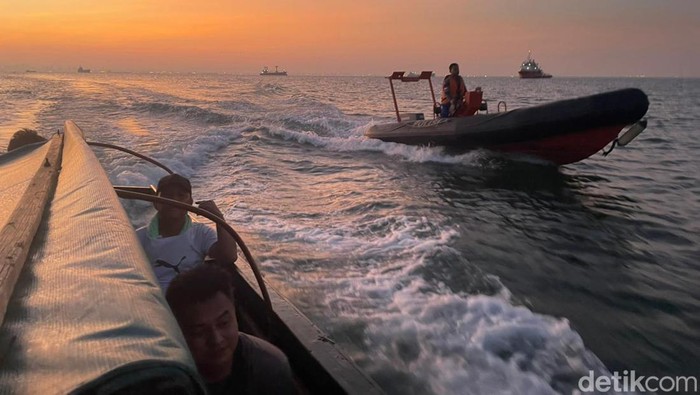 KP Bisma 8001 menggagalkan upaya penyelundupan PMI ilegal dengan cara ship to ship di perbatasan Indonesia-Malaysia pada Rabu (31/5).