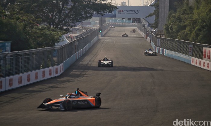 Latihan bebas kedua balapan Formula E 2023 dimulai. Para pebalap saling adu cepat di Jakarta International Eprix Circuit, Ancol.