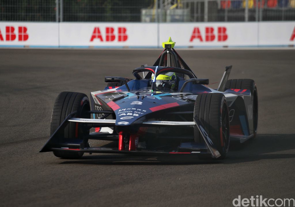 Latihan bebas kedua balapan Formula E 2023 dimulai. Para pebalap saling adu cepat di Jakarta International Eprix Circuit, Ancol.