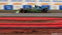 Sejumlah pebalap melaju dalam sesi latihan bebas kedua balapan Formula E 2023 Jakarta di Jakarta International E-Prix Circuit (JIEC), Jakarta, Sabtu (3/6/2023).