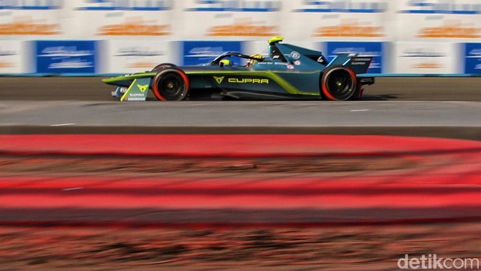 Latihan Bebas Kedua Formula E Dimulai Latihan bebas kedua balapan Formula E 2023 dimulai. Para pebalap saling adu cepat di Jakarta International Eprix Circuit, Ancol.