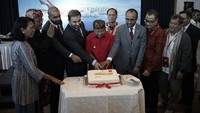 Pendaratan pertama pesawat A380 di Indonesia tersebut disambut oleh YM Abdulla Salem AlDhaheri, Duta Besar Uni Emirat Arab untuk Republik Indonesia, bersama Orhan Abbas, Senior Vice President, Commercial Operations, Far East Emirates; Prof. Wihana Kirana Jaya, Staf Khusus untuk Urusan Ekonomi dan Investasi Transportasi kepada Menteri Perhubungan Republik Indonesia; Ni Made Ayu Marthini, Deputi Bidang Pemasaran Kementerian Pariwisata dan Ekonomi Kreatif Republik Indonesia; Faik Fahmi, Direktur Utama PT. Angkasa Pura I; Wayan Koster, Gubernur Bali; dan Zubin Karkaria, Chief Executive Officer (CEO) VFS Global.