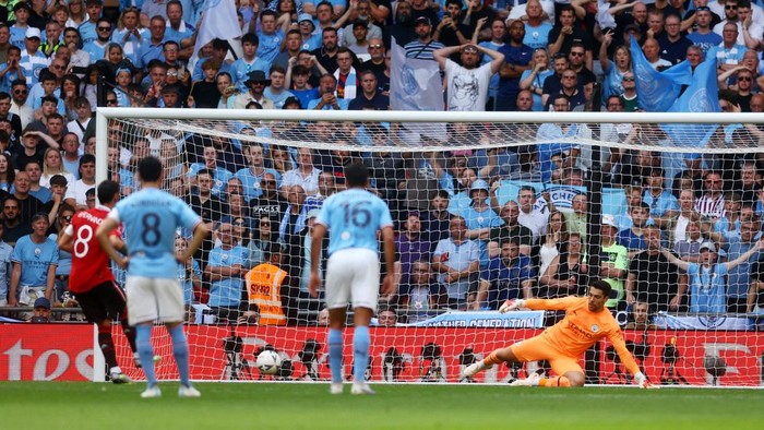Soccer Football - FA Cup Final - Manchester City v Manchester United - Wembley Stadium, London, Britain - June 3, 2023 Manchester Uniteds Bruno Fernandes scores their first goal from the penalty spot past Manchester Citys Stefan Ortega Action Images via Reuters/Paul Childs