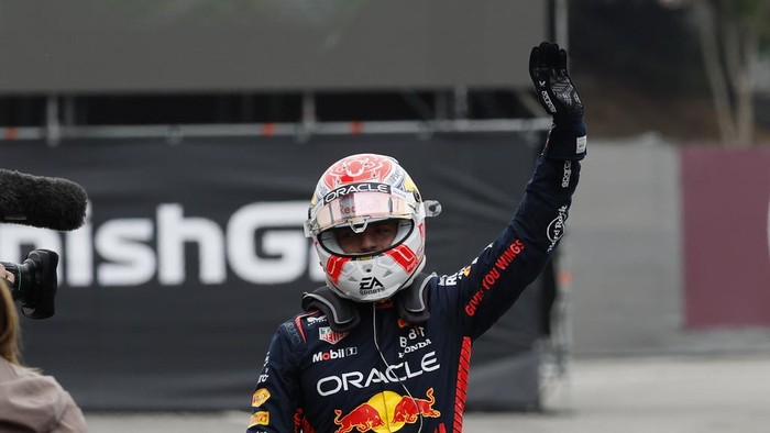 Red Bull driver Max Verstappen of the Netherlands waves after he clocked the fastest time during the Formula One qualifying session at the Barcelona Catalunya racetrack in Montmelo, just outside of Barcelona, Spain, Saturday, June 3, 2023. The Spanish Grand Prix takes place Sunday. (AP Photo/Joan Monfort)