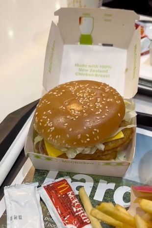 Wanita ini mencoba McDonald's saat keliling dunia