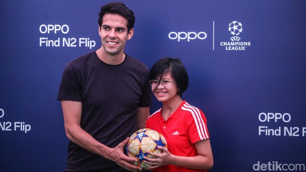 Ricardo Kaka Hipnotis Pengguna Oppo Find N2 Flip dan Milanisti di Jakarta