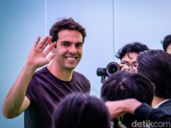 Ricardo Kaka Hipnotis Pengguna Oppo Find N2 Flip dan Milanisti di Jakarta