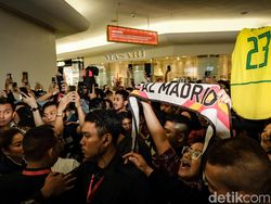 Ricardo Kaka Hipnotis Pengguna Oppo Find N2 Flip dan Milanisti di Jakarta