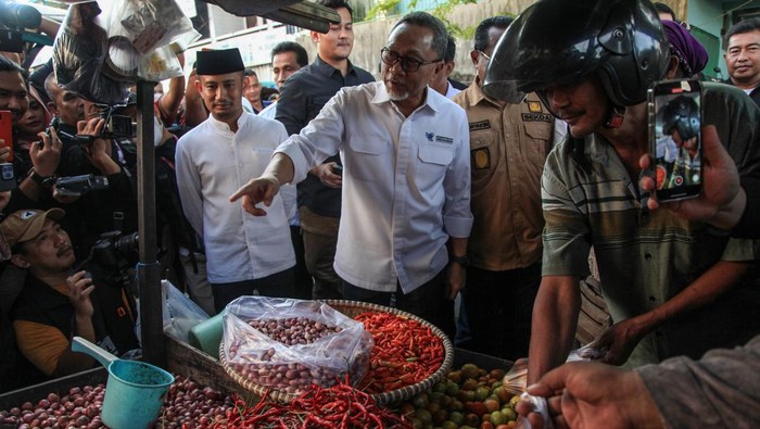 Menteri Perdagangan Zulkifli Hasan (kedua kanan) mengecek harga cabai dan tomat saat melakukan sidak di Pasar Besar, Palangka Raya, Kalimantan Tengah, Sabtu (3/6/2023). Inspeksi tersebut dalam rangka memantau secara langsung harga dan ketersediaan kebutuhan bahan pokok di pasar tradisional di kota itu serta meminta kepada pemkot setempat supaya bisa mensubsidi biaya angkut komoditas sehingga harga bisa stabil dan tidak mengalami kenaikan. ANTARA FOTO/Makna Zaezar/nym.