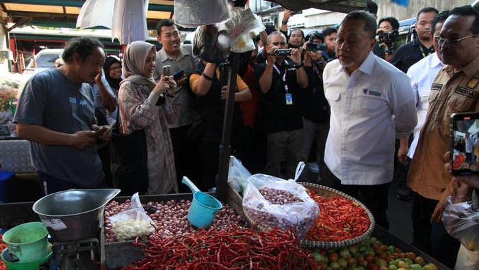Mendag sidak harga sembako di Palangka Raya Menteri Perdagangan Zulkifli Hasan (kedua kanan) mengecek harga cabai dan tomat saat melakukan sidak di Pasar Besar, Palangka Raya, Kalimantan Tengah, Sabtu (3/6/2023). Inspeksi tersebut dalam rangka memantau secara langsung harga dan ketersediaan kebutuhan bahan pokok di pasar tradisional di kota itu serta meminta kepada pemkot setempat supaya bisa mensubsidi biaya angkut komoditas sehingga harga bisa stabil dan tidak mengalami kenaikan. ANTARA FOTO/Makna Zaezar/nym.