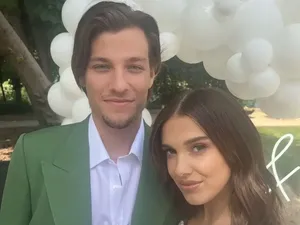 Gaya Millie Bobby di Pesta Pertunangan dengan Anak Bon Jovi, Pakai Crop Top