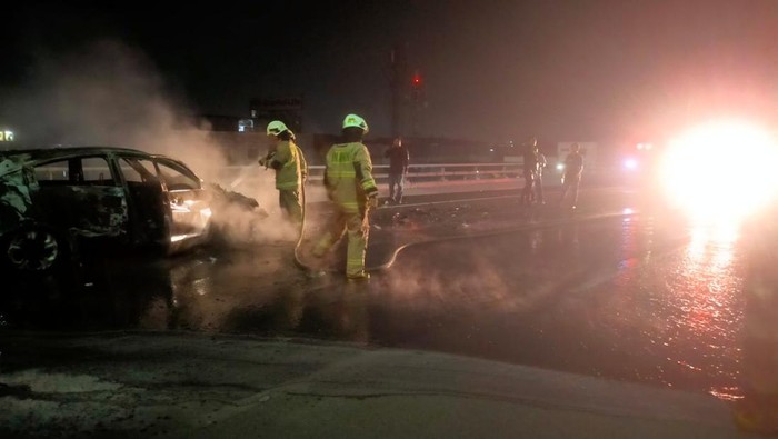 Mobil Honda HR-V terbakar usai menabrak truk kontainer di Tol Dalam Kota, Sabtu (3/6/2023) dini hari tadi.