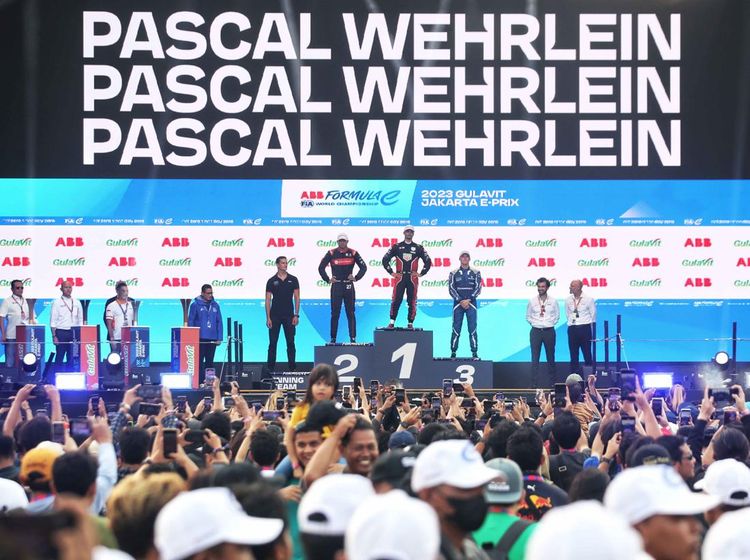 Momen Selebrasi Pascal Wehrlein jadi Juara Race 1 Formula E Jakarta