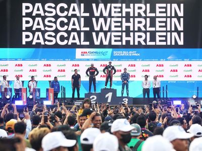 Momen Selebrasi Pascal Wehrlein jadi Juara Race 1 Formula E Jakarta